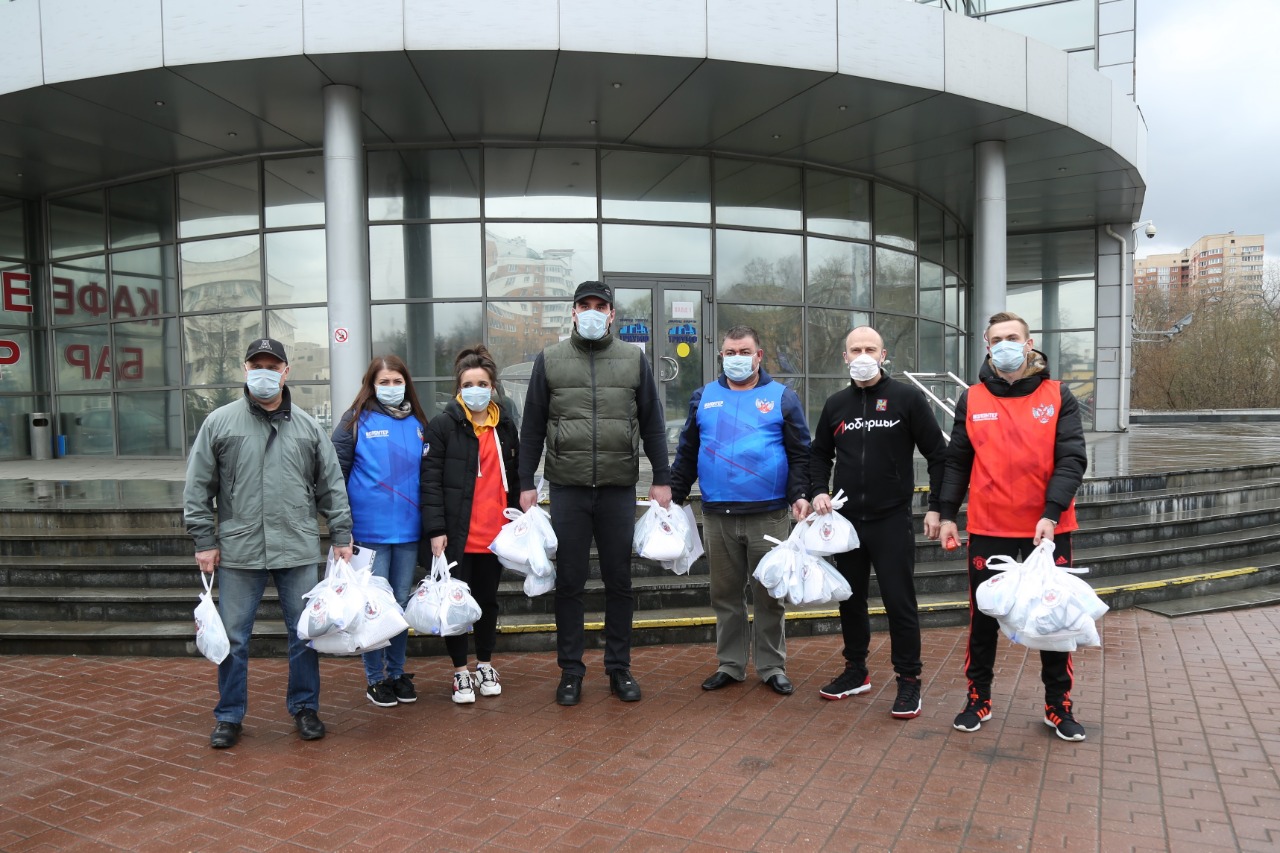 Порядка 2000 наборов с медицинскими масками вручили жителям Люберец в рамках акции #БоксПомогает
