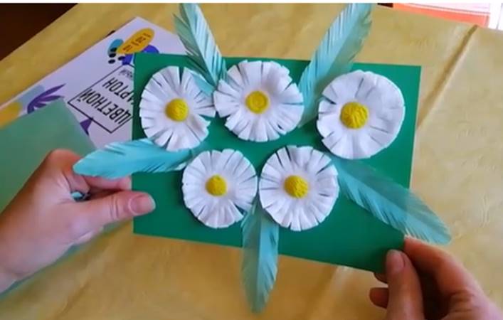 Детские поделки: цветы из бумаги. Ромашки в руке. Детская открытка своими руками. Видео урок