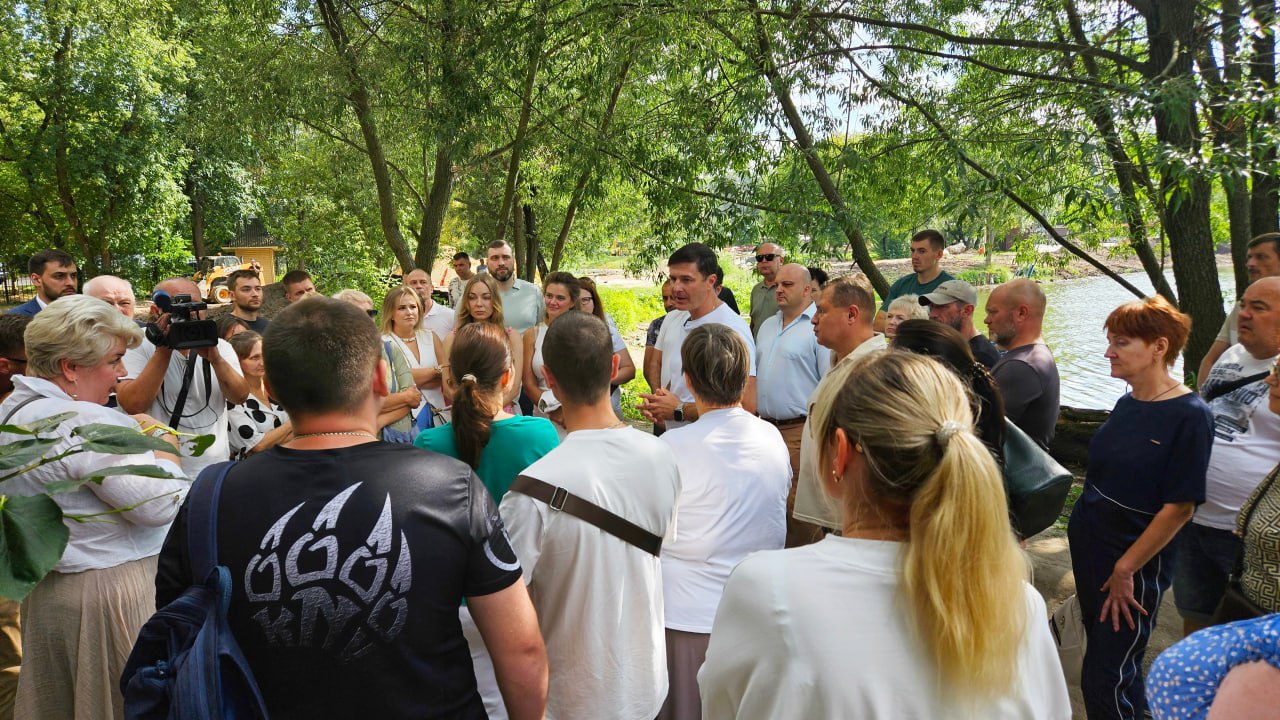 Владимир Волков с жителями проверял реконструкцию Наташинского парка в Люберцах